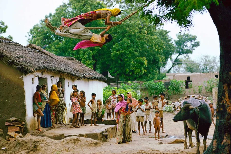 Catching the Breeze, Hathod Village, Jaipur, Rajasthan (Raghubir Singh)