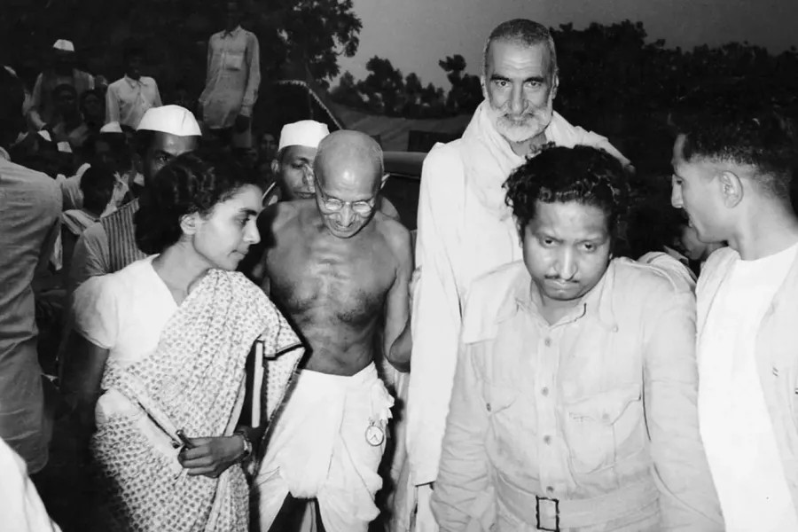 Mahatma Gandhi (left) and independence leader Khan Abdul Ghafar Khan (right) arrive at a meeting where it was decided to partition the country (Homai Vyarawalla)